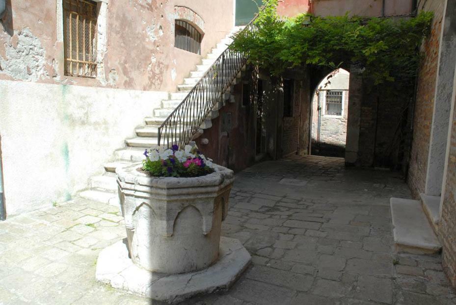 Dorsoduro - Corte Della Comare Venesia Bagian luar foto
