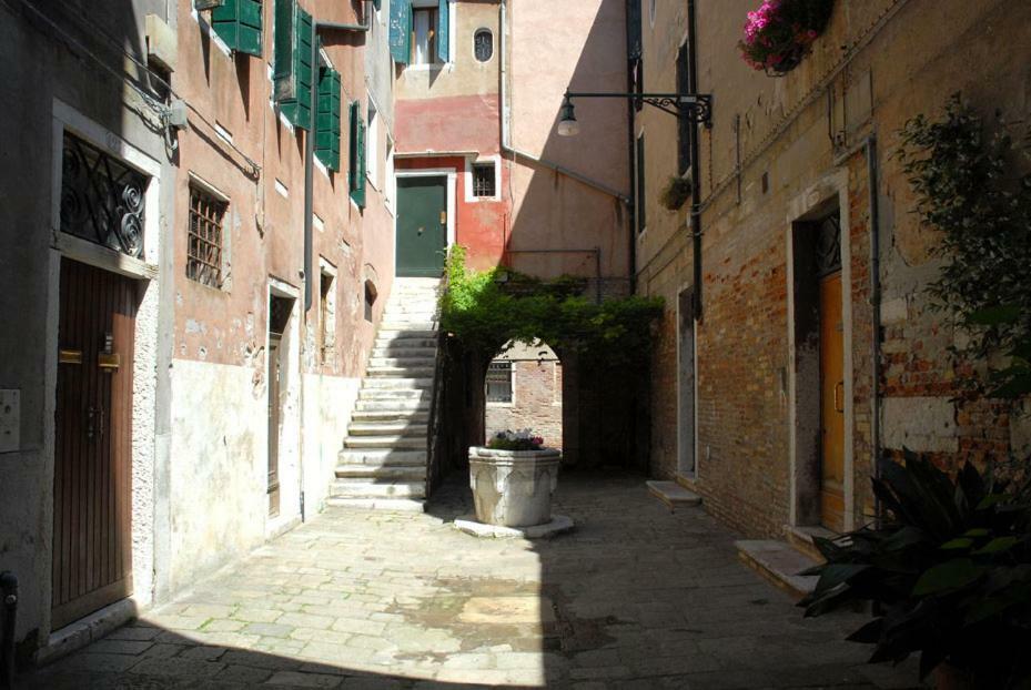 Dorsoduro - Corte Della Comare Venesia Bagian luar foto